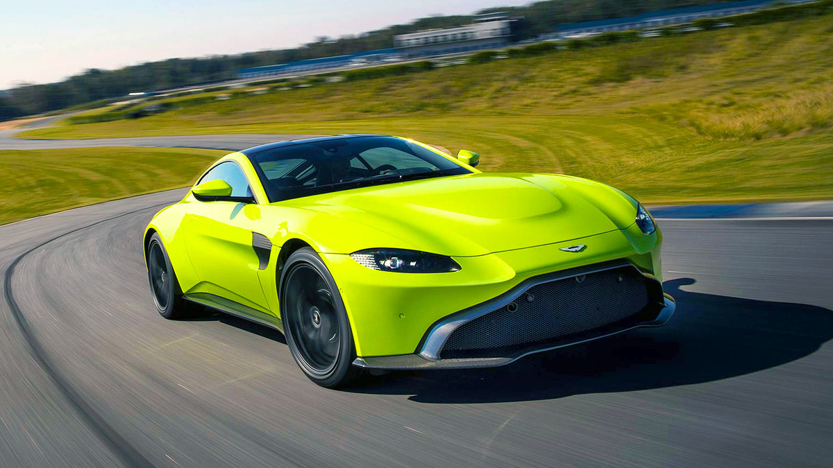 Машина Aston Martin Vanquish желтая