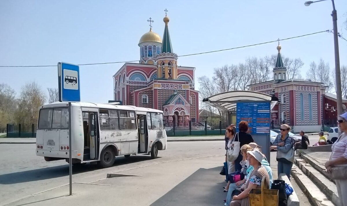 Новая остановка дачных маршруток возле церкви. Фото сделано в момент описываемых событий