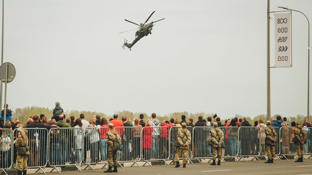     Помимо авиации в параде принимали участие танки, бронетранспортеры и другая техника.