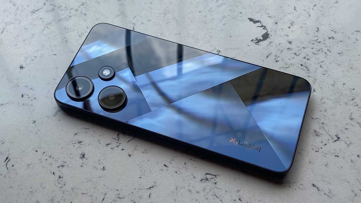    Hot 30i выделяется дизайном на фоне других бюджетных смартфонов. Фото: checkflow.net