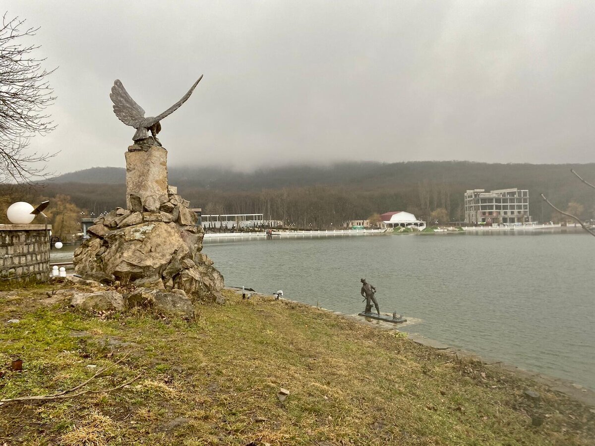 Орел, убивающий змею - символ Кавказских Минеральных вод