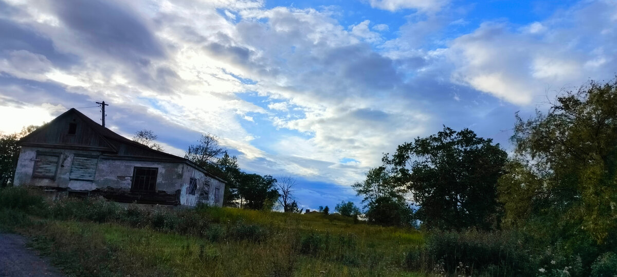 Заброшка и живописное небо.