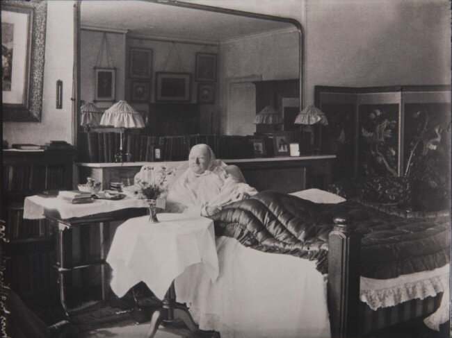    This extraordinary, never seen before photograph of nursing pioneer Florence Nightingale shortly before her death, is set to be sold at auction. 10th Sept 2008.The rare black and white image of a silver-haired Florence shows her in the imposing bedroom of her home just off London's Park Lane, shortly before she died at the age of 90. Florence Nightingale - known as the Lady of the Lamp - worked selflessly as young nurse during the Crimean War and later, as a hospital reformer, won an everlasting place in British history.Her nursing skills and tireless campaigning to clean up filthy Army field hospitals in the Crimea dramatically slashed the death rates of wounded soldiers from typhoid and cholera between 1854 and 1856. Now the evocative photograph, which depicts a camera-shy Florence as she neared the end of her life in 1910, is due to go under the hammer. It shows an ailing Florence resting in the grand bedroom of her home in South Street, a stone's throw from London's Hyde Park. Олег Тимофеев