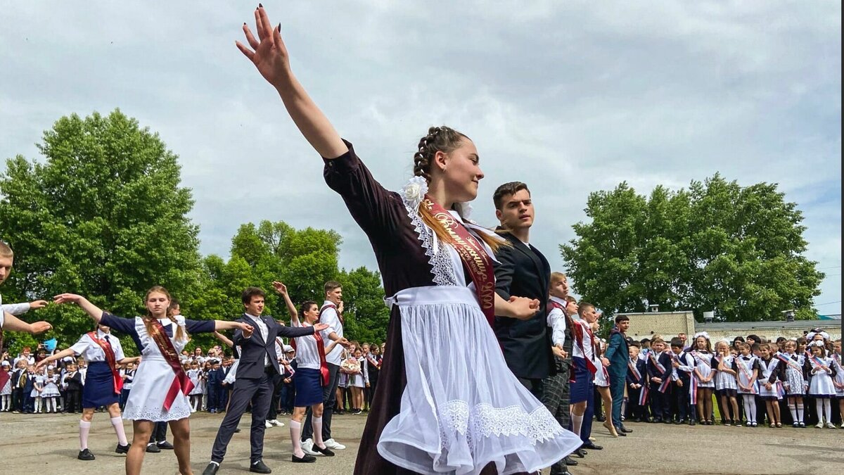     Праздничные линейки для выпускников одиннадцатых классов пройдут в 70 муниципальных школах во вторник, 23 мая.
