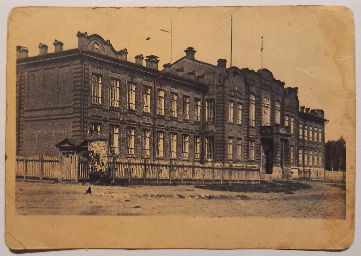 Это лицевая сторона почтовой карточки с подписью Л. В. Лезенкова (см. выше).  
УФА. Дом в. И. Ленина - Клуб железнодорожников. 
В Клубе железнодорожников Л. В. Лезенков вел изостудию, в которой занимался мой дедушка. 
ПОЧТОВАЯ КАРТОЧКА Меццо-тинто Сокрайшефсовета. Москва. Главлит. ХРО-ГИЗ. Т. 3 000. Год издания примерно 1930 (или раньше). Из личной коллекции автора.