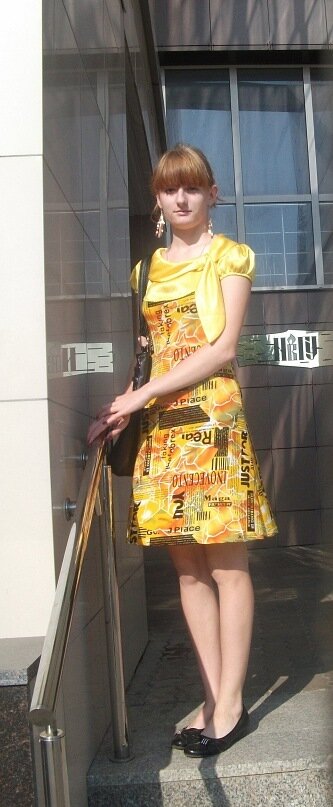 На ступеньках "приемной комиссии". День, когда приехала подавать документы. 