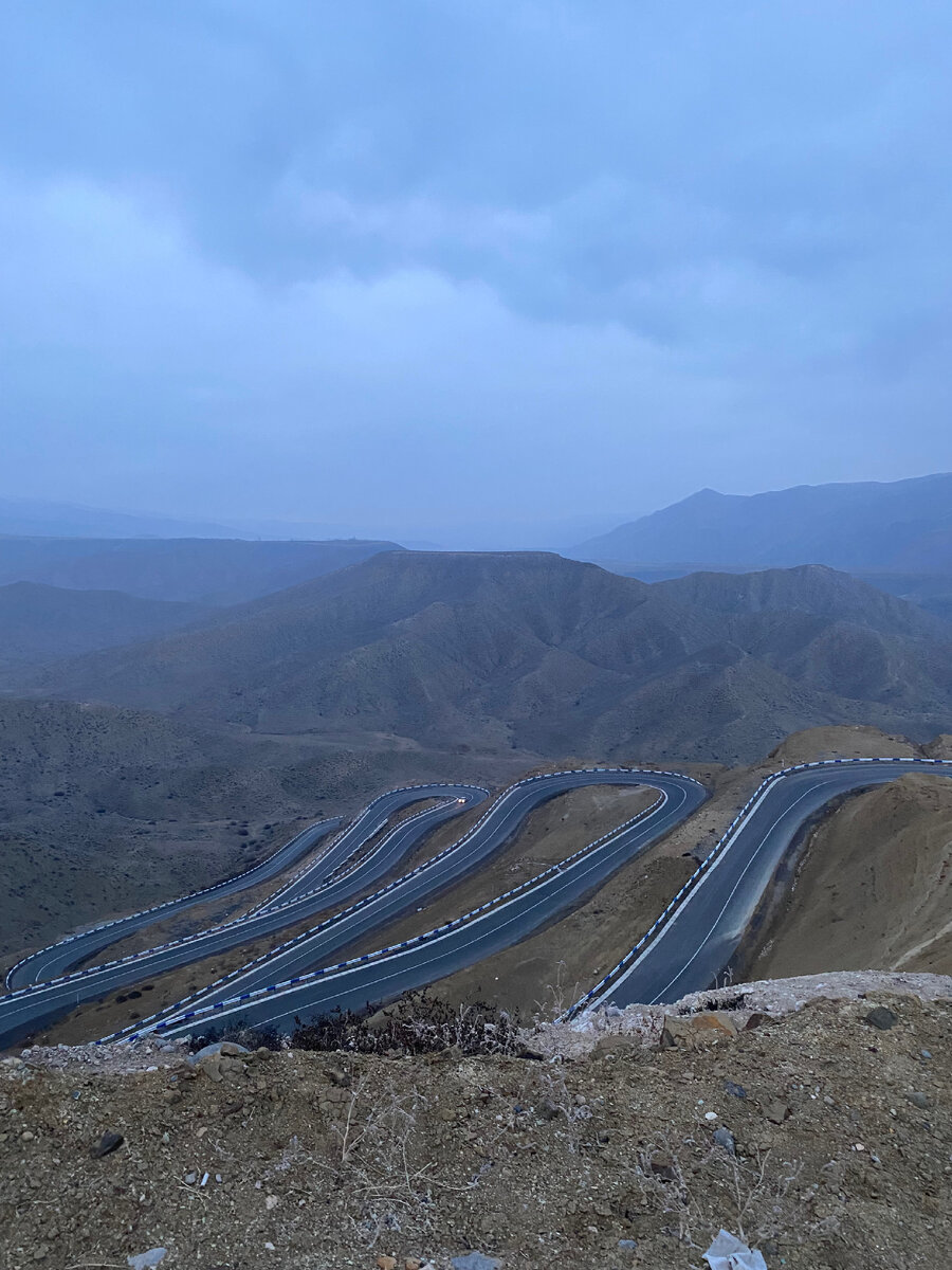 Серпантинная дорога в Армении 