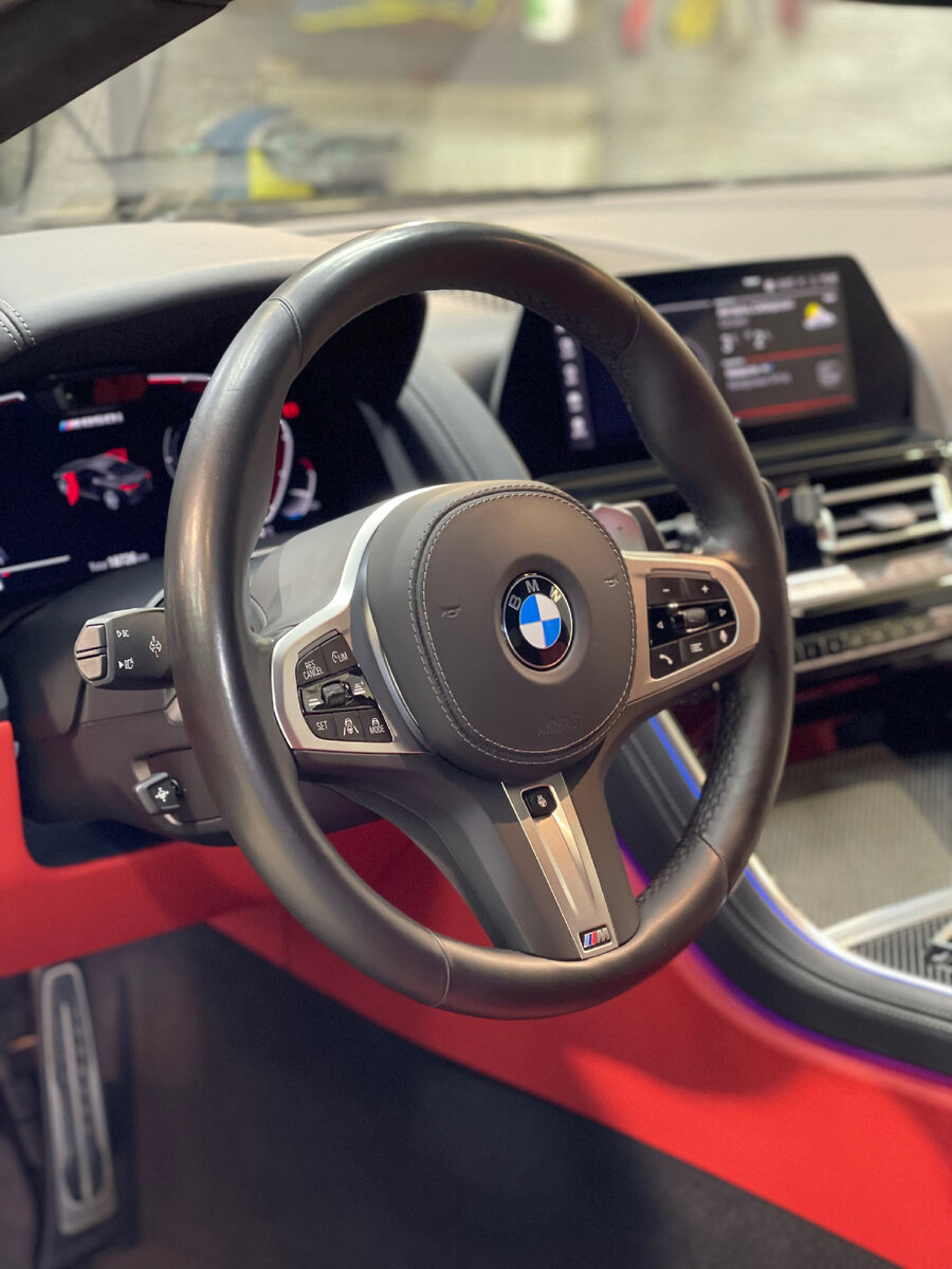 Качественная мойка в 2-3 фазы,разница по сравнению с обычной мойкой авто большая, авто приобретает блеск, так же гидрофоб, салон с помощью детейлер спрея который отчищает и одновременно консервирует салон подходит практически для всех поверхностей 