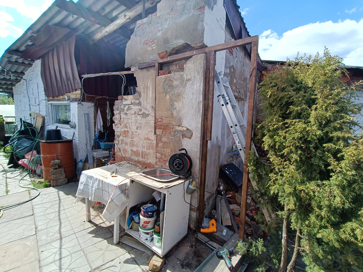 Эта постройка частично используется - здесь банька, кладовка, мастерская, и куча всего под навесом. Здесь же была расположена летняя кухня - когда дом сгорел и мы в разгар вредной болезни остались перед выбором "или закрытая квартира в Москве", или жить в пропахшей мышами бане как бомжи - сомневались не долго и кухонька под открытым небом очень выручила. Во время  тех непростых времен кинула кличь - и читатели нашли у знакомых знакомых старенький холодильник в Коломне, который нам отдали, вот же счастье было - не каждый день суп детям варить, а сразу на три дня в кастрюльке, поставил в холодильник и не испортилось. Счастье в мелочах))   