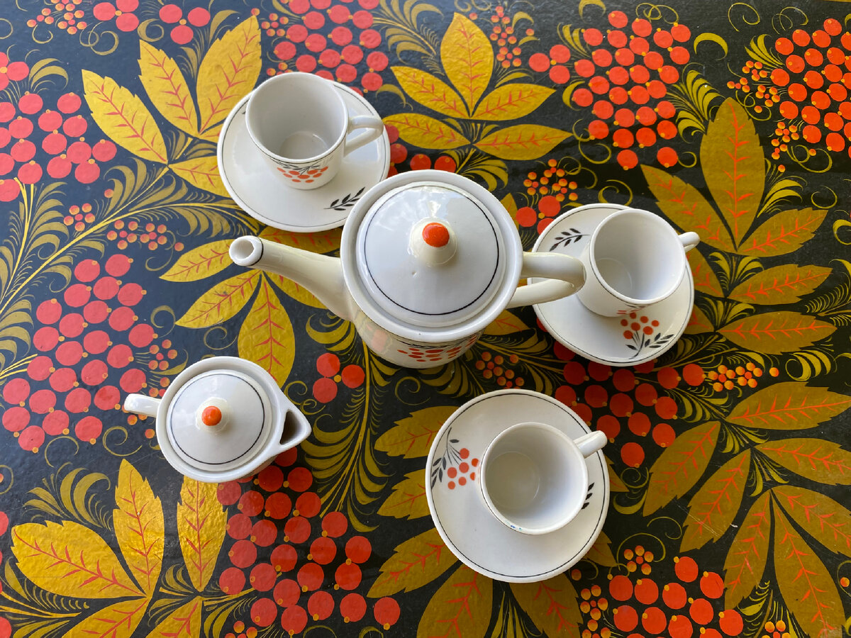 Тот самый столик, но не тот сервиз