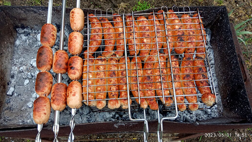 Сардельки на мангале в соусе гриль