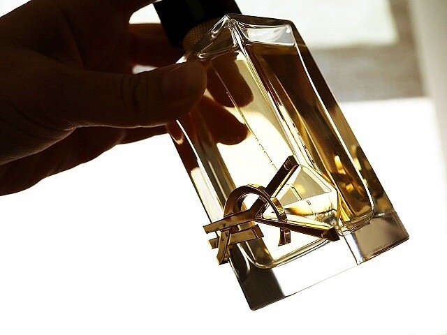 Дизайнером флакона парфюмерного шедевра является Сьюзан Дальтон. Ей принадлежит идея наклонить буквы под углом и прикрепить на стекло, что придало Libre узнаваемую форму. Никаких пестрых стразов, ярких цветов и кричащего лозунга на флаконе. Все сдержано, лаконично и так, как должно быть - стекло, золото, монограмма и узнаваемый дизайн флакона.