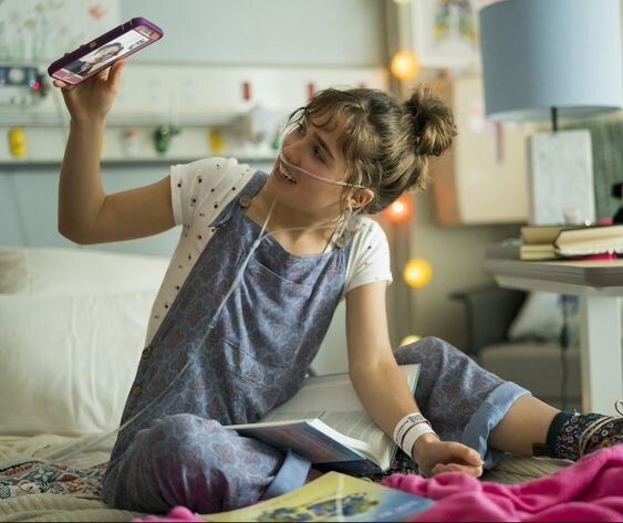 Кадр из фильма "В метре друг от друга" 