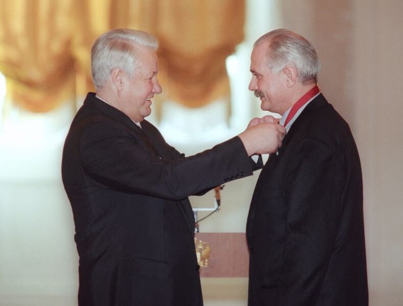 Ельцин вручает Михалкову орден «За заслуги перед Отечеством» III степени (иллюстрация из открытых источников)
