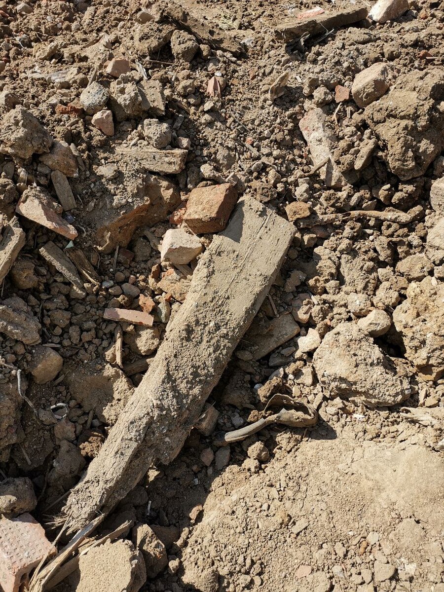 Еще один пример, где может лежать сюрприз: фото не передает, но здесь идет подъем примерно на 1 метр. По бокам "сыпуха" и бой кирпича с бетоном. Самой устойчивой поверхностью здесь является кусок бруса. Устойчивой, но не безопасной. 