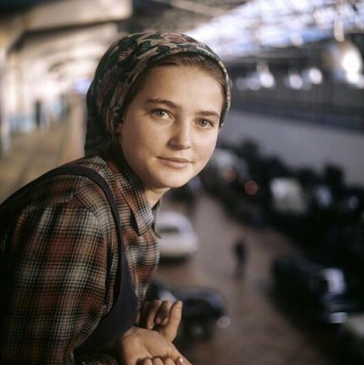 Работница завода. Красивые здоровые девушки без надувных губ и тонны косметики