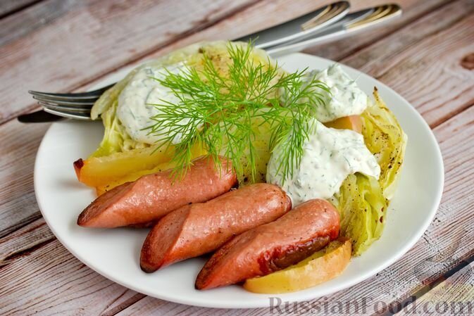 капуста белокочанная, сосиски, яблоки, масло подсолнечное, сахар, соль, перец чёрный молотый, кориандр, сметана, горчица, зелень укропа