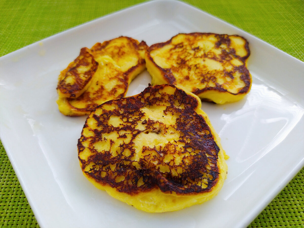 Сырники да сырники, Ой, да не скрепились сырники, Нельзя сырники лепить. Нечем милую угостить...