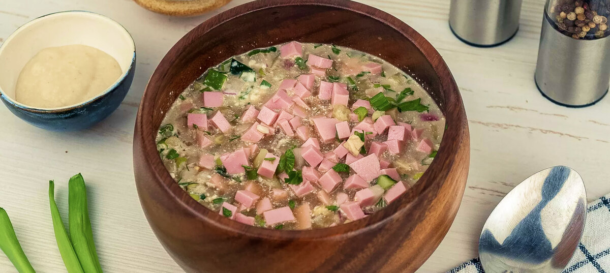 Рыбная окрошка. Окрошка Уральская. Окрошка с колбасой. Окрошка на квасе.