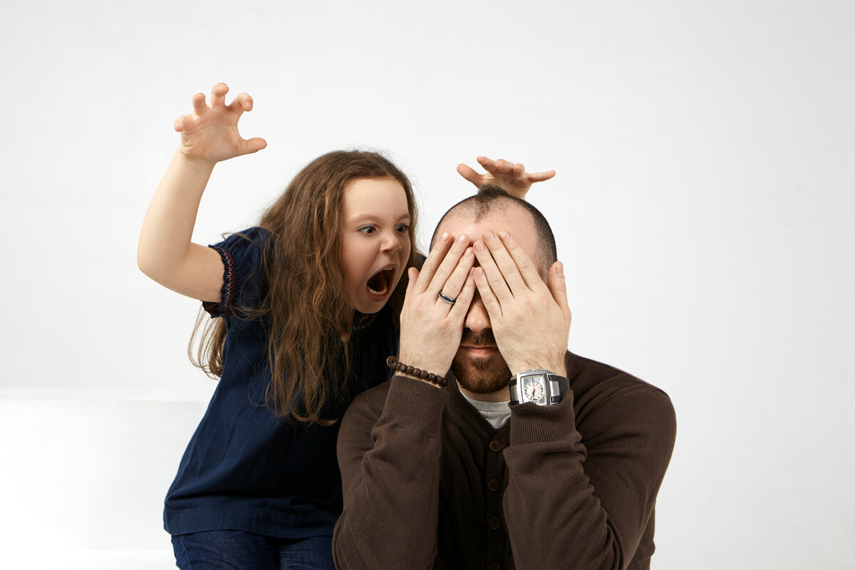 источник фото: <a href="https://ru.freepik.com/free-photo/picture-of-funny-european-female-kid-dressed-casually-opening-mouth-widely-shouting-frightening-her-young-stylish-dad-who-is-sitting-and-covering-eyes-feeling-scared-and-terrified_10898155.htm#query=%D0%BF%D0%BE%D0%B4%D1%80%D0%BE%D1%81%D1%82%D0%BA%D0%B8%20%D0%B8%D1%81%D0%BF%D1%83%D0%B3%D0%B0%D0%BD%D1%8B&position=14&from_view=search&track=ais">Изображение от karlyukav</a> на Freepik