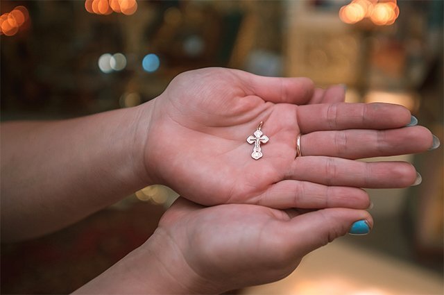    Нужно ли снимать нательный крестик, когда купаешься?