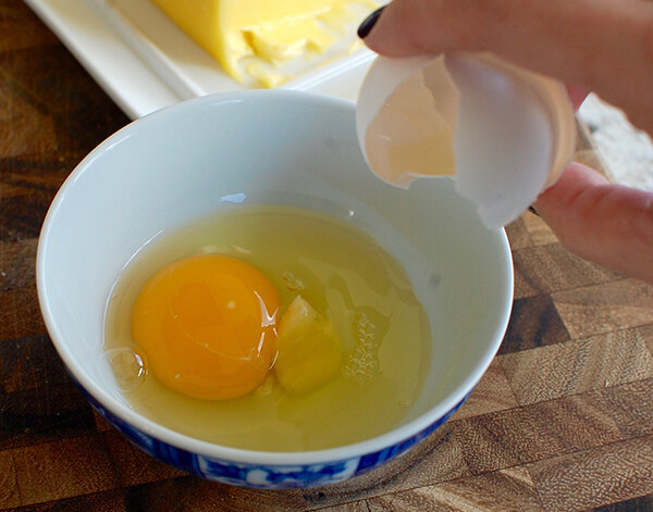 Рецепт для тех, кто любит есть на завтрак яичницу или одно яйцо на тосте. А также для тех, кому лень вынуть сковороду и пожарить яйцо.-4