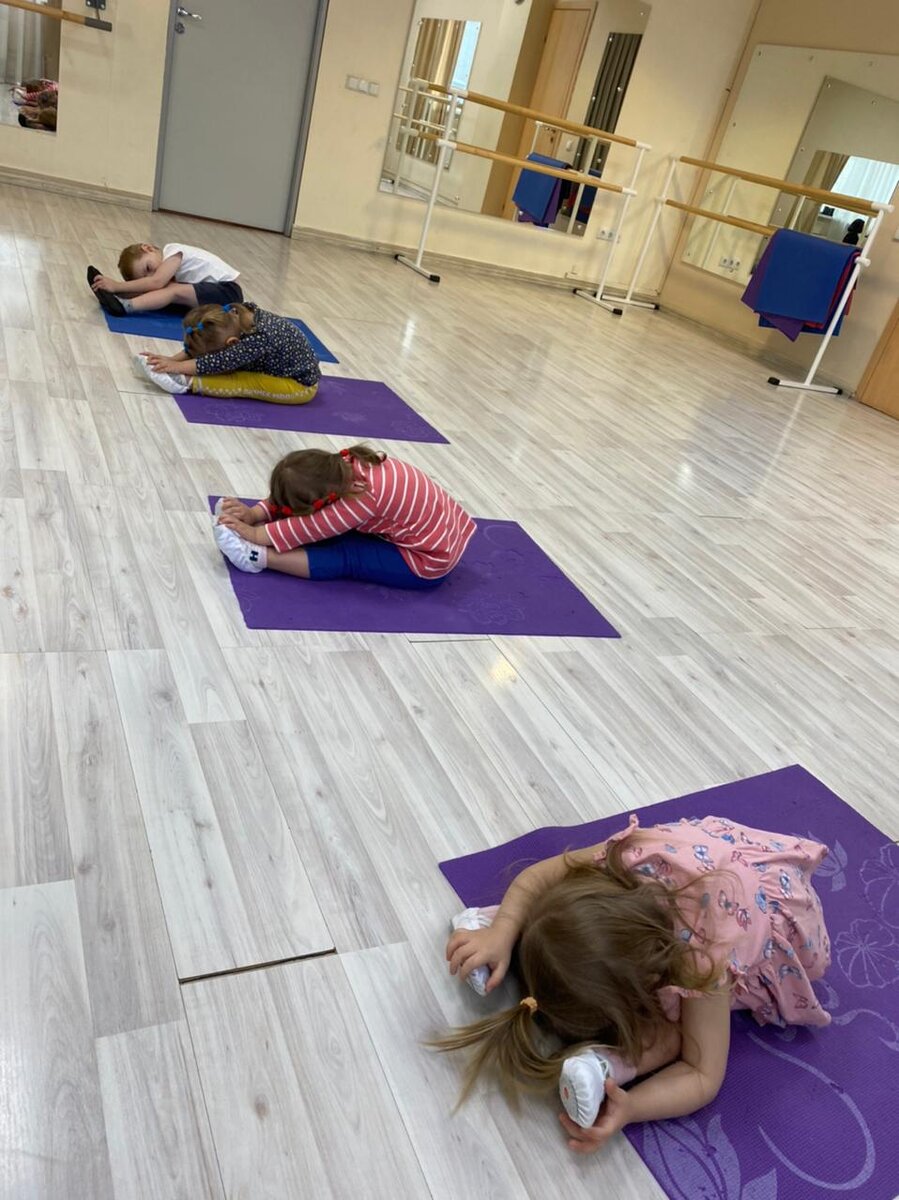 Учить дружить, заниматься спортом, правильно питаться лучше приучать с детства! Но самое главное правило - НА СВОЕМ ПРИМЕРЕ! 