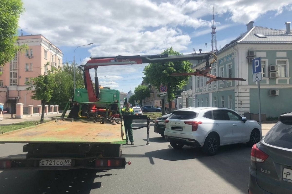    В Твери эвакуируют автомобили, припаркованные в местах для инвалидов