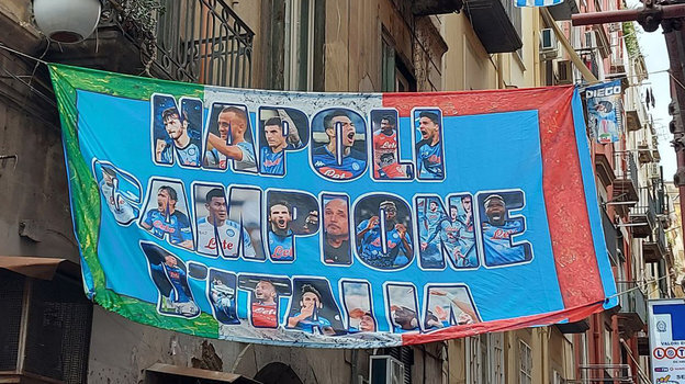    Атрибутика «Наполи» на улицах Неаполя.Георгий Кудинов