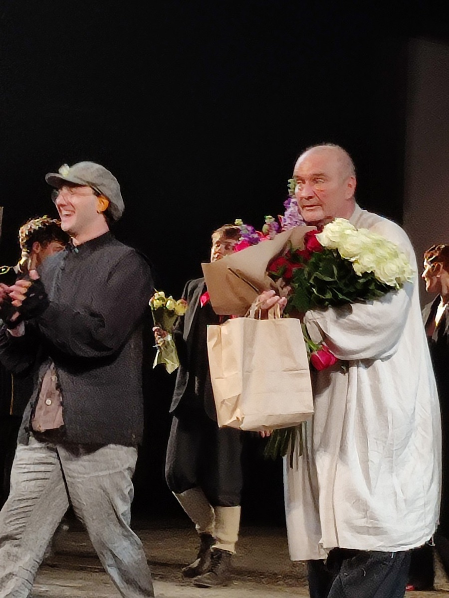    Зрители осыпали актера цветами на поклоне. Анастасия ПЛЕШАКОВА