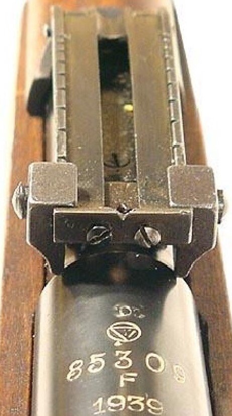 Планка с вырезом на винтах на целике финской винтовки.