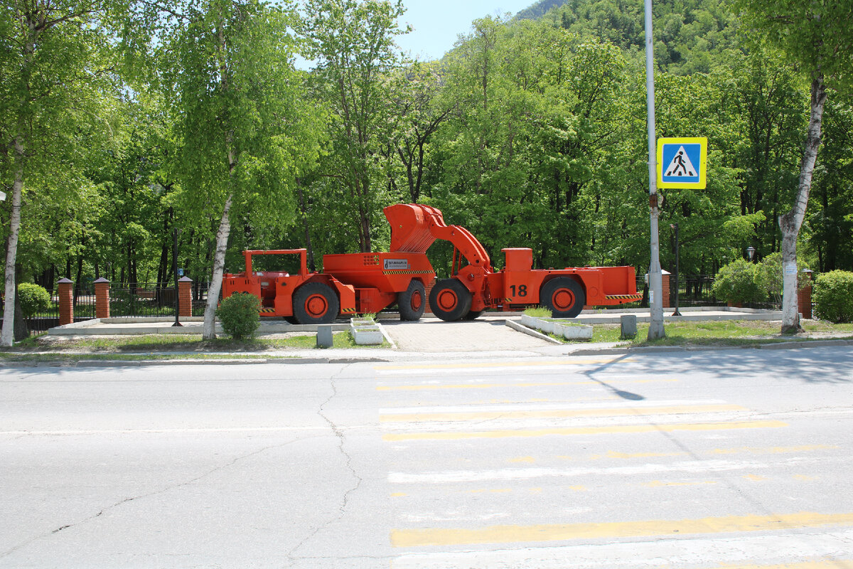 Городская "скульптура" подземных погрузочно-доставочных машин.