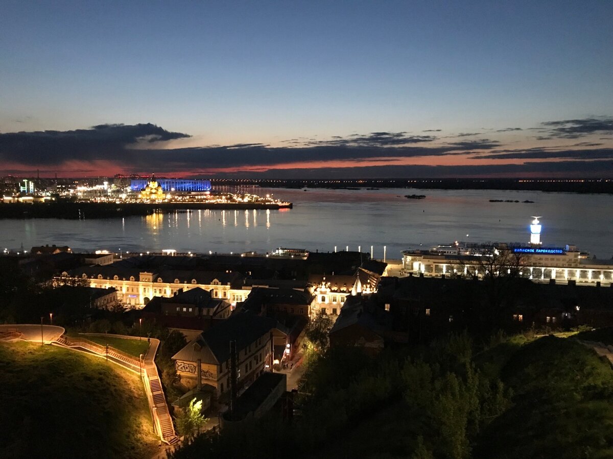 Вид на Стрелку и Александро-Невский собор