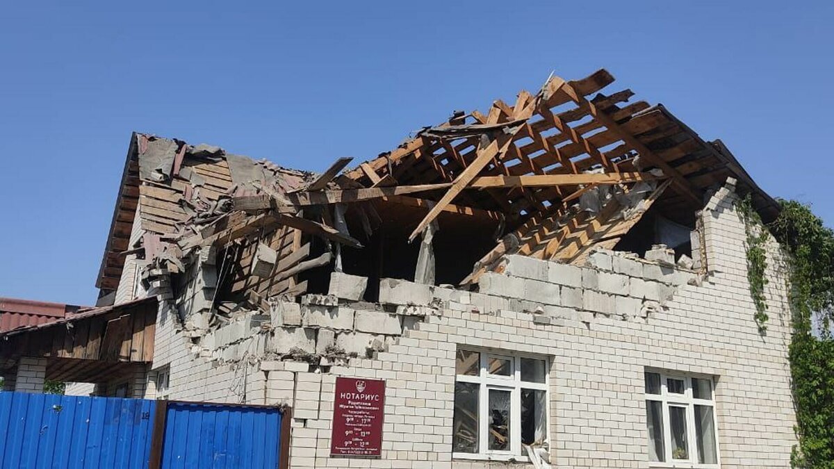     Российские журналисты попали под обстрел около контрольно-пропускного пункта «Грайворон» в Белгородской области. Момент минометного обстрела со стороны Украины попал на видео.