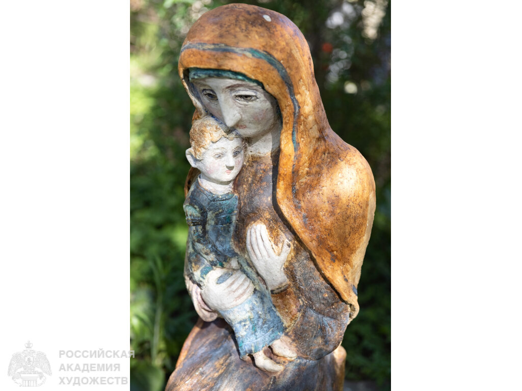 Фрагмент выставки художественной керамики во внутреннем дворике Российской академии художеств (Москва, Пречистенка, 21). Фото: Виктор Берёзкин, пресс-служба РАХ