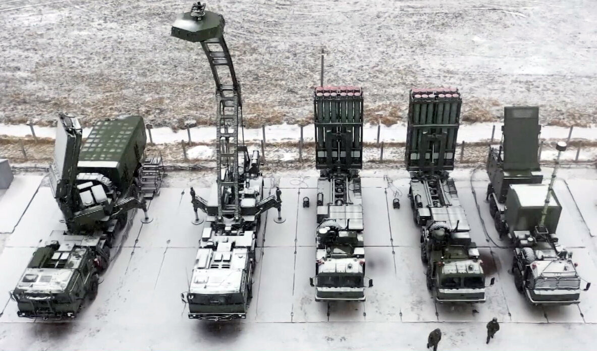 Это картинка из открытого доступа. В моём понимании, - здесь ещё не хватает "традиционной" группы из мобильных дизель-генераторов (как минимум, - для питания комплексов РЛС). Всё вместе, - это "как-бы робот", способный автономно принимать решения на поражение целей.   