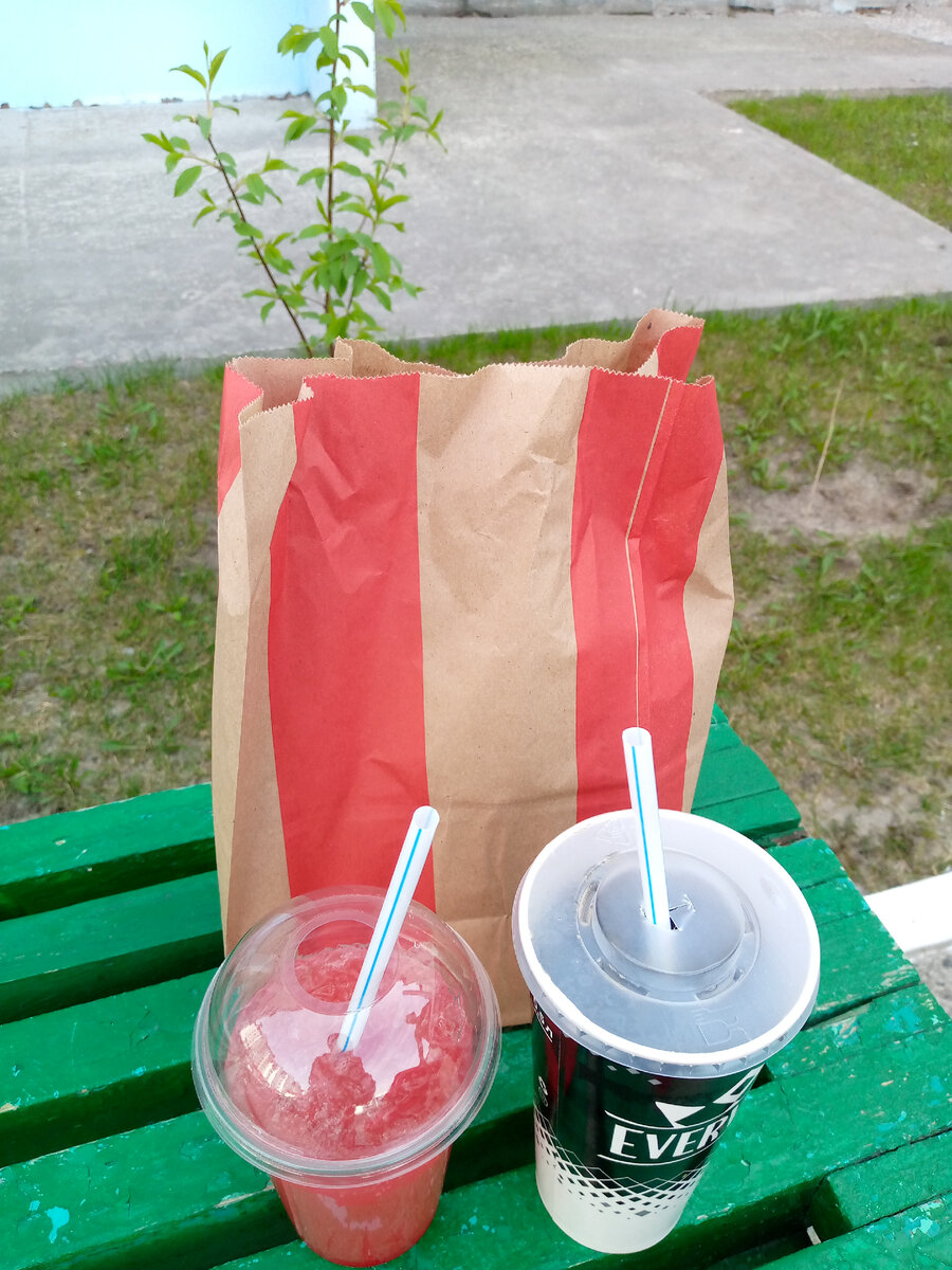 Вот празднование на бегу))) На скамейке у ресторана. Внутрь не пошли, чтобы не будить малышулю... Да и времени было в обрез