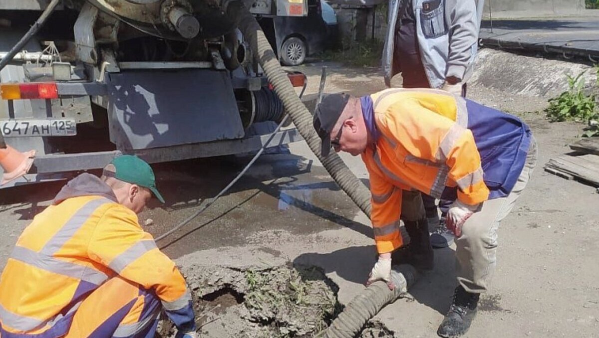     С начала этого года коммунальщики установили больше 150 новых люков и решеток в разных районах дальневосточной столицы.