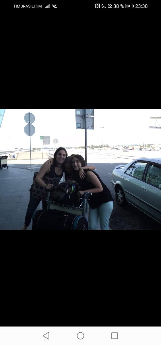 Мои подруги португалки, с которыми я жила целый год в одной квартире. Провожают в Россию. 