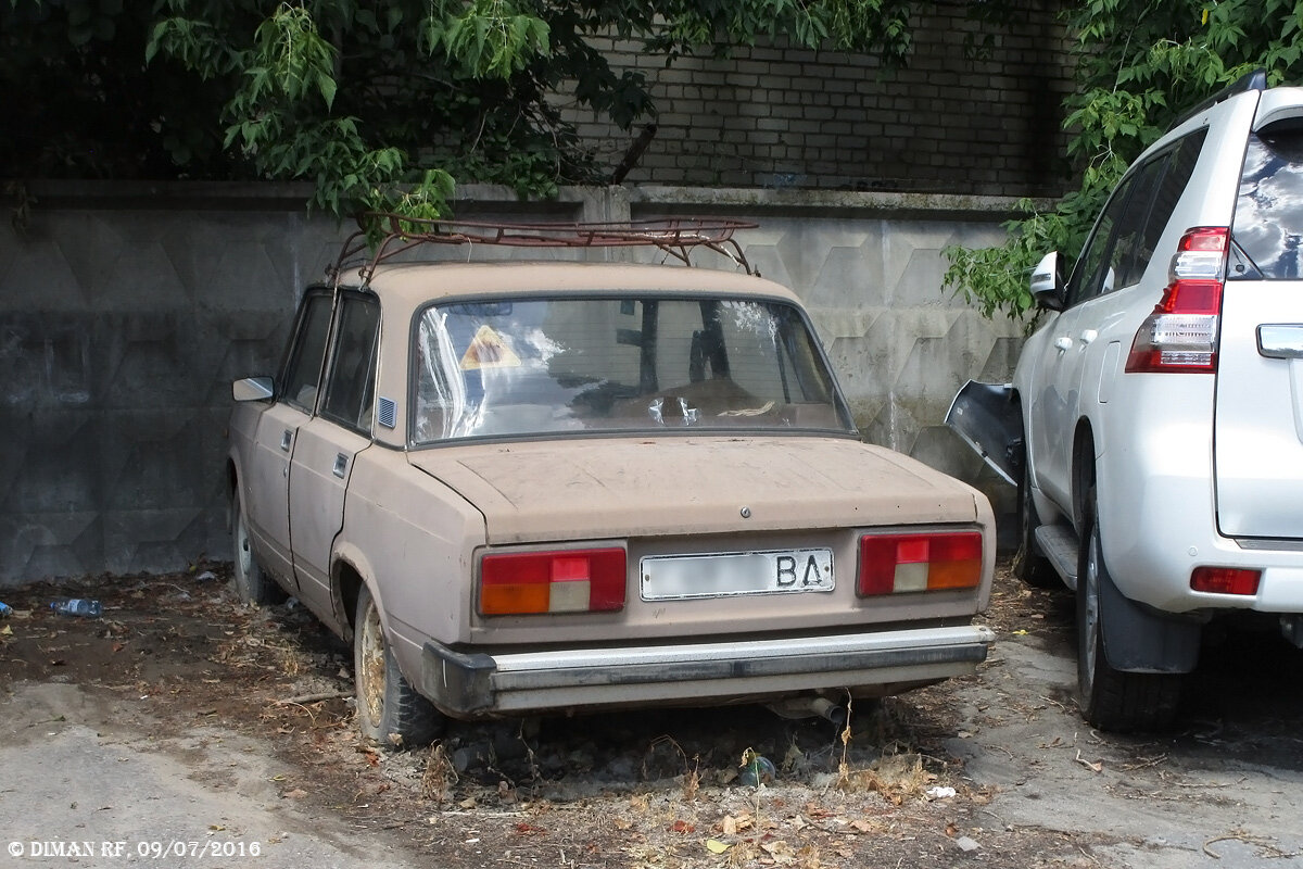 ВАЗ-2105, 1983г.в. Уже умирающий. Водостоки на ранней машине хромированы
