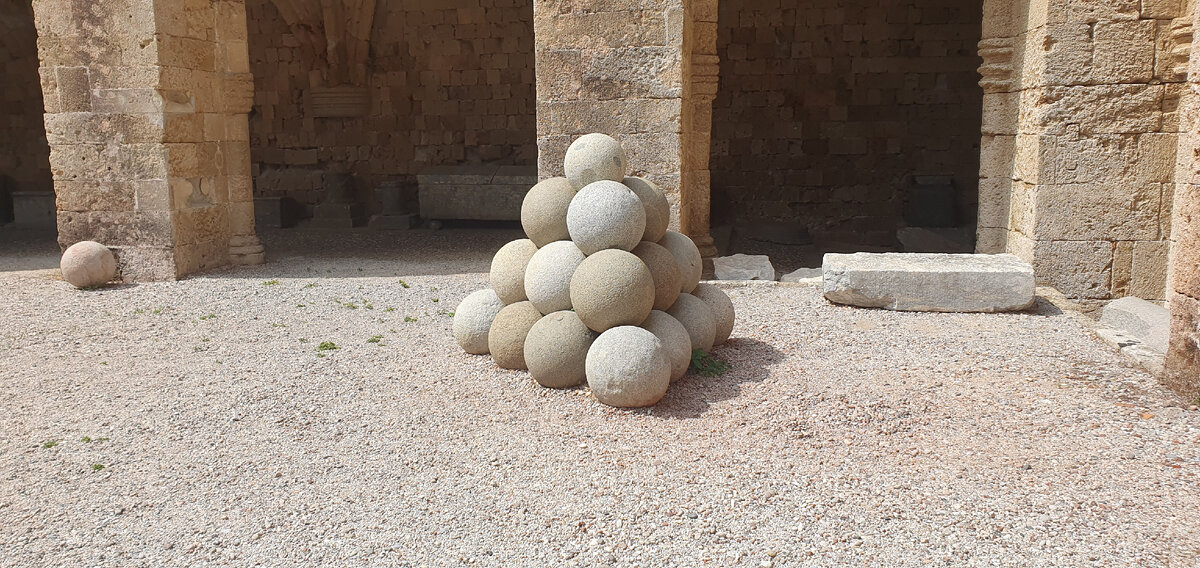 Каменные ядры в центре площади после входа в музей.