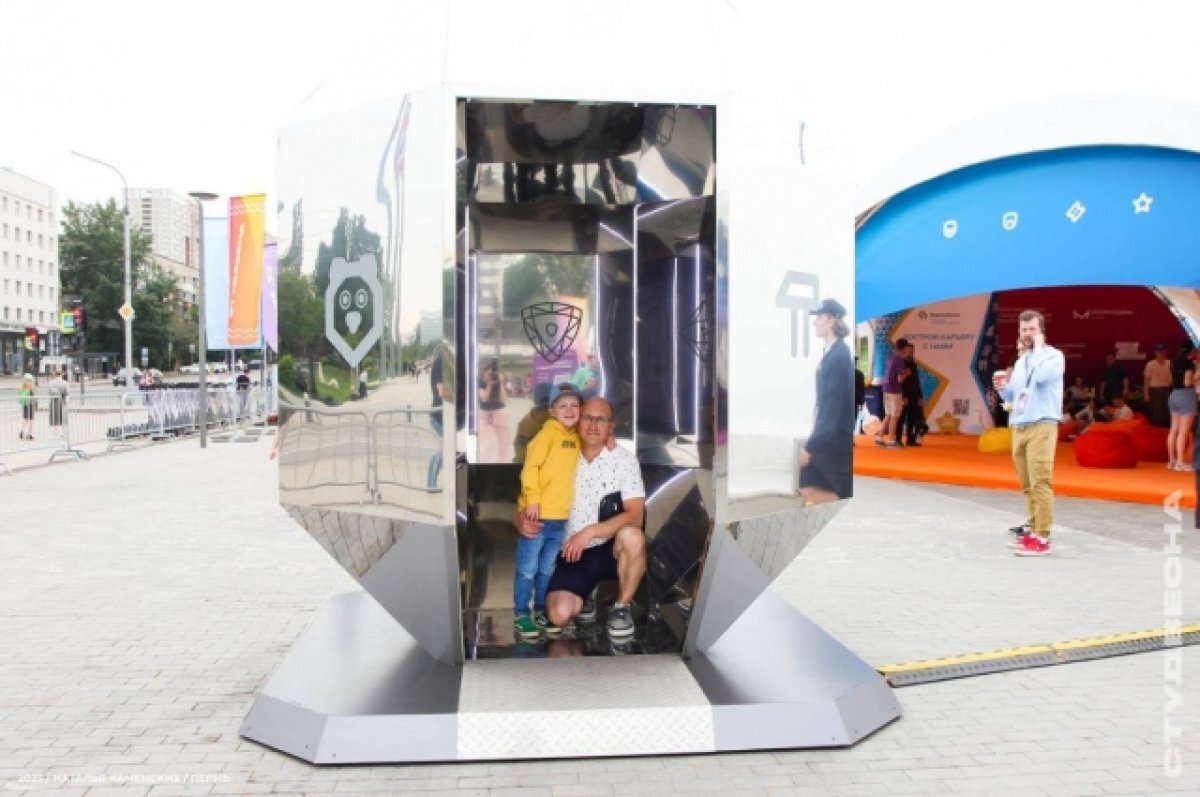    В Перми на эспланаде около Театра-Театра открыли арт-объект «Новые грани»