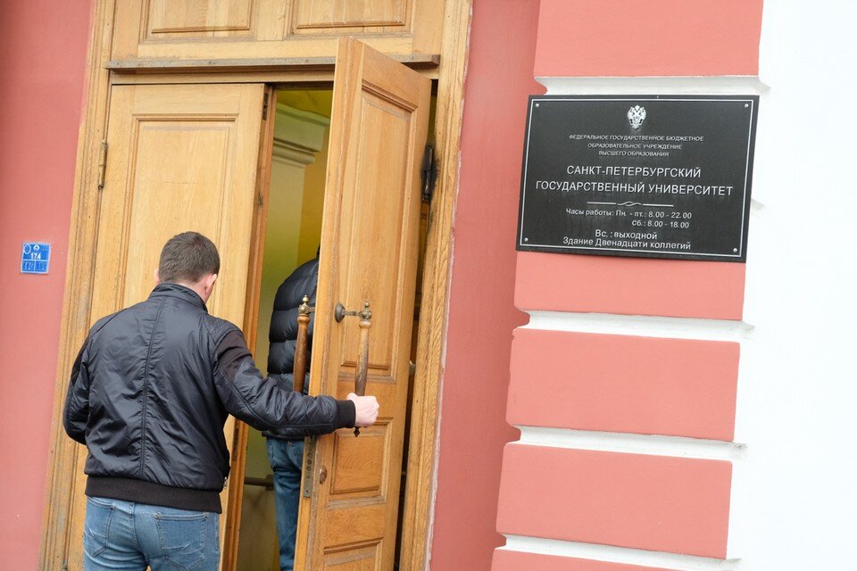    По словам студентов СПбГУ, преподаватель оскорблял погибшего на СВО студента. Артем КИЛЬКИН (архив)