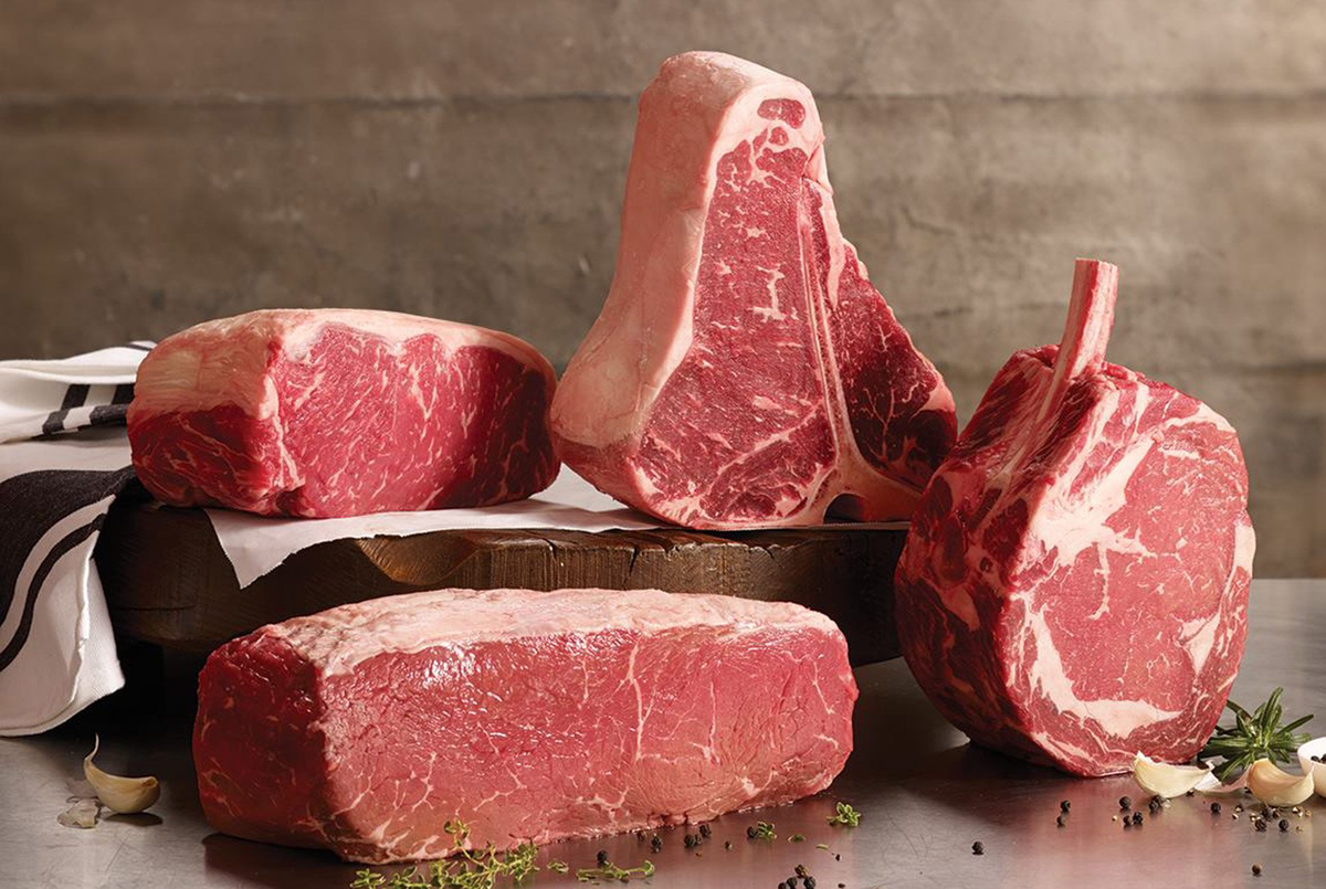 красивый кусок мяса. мясные продукты. рибай сирлойн стриплойн. свежее мясо. мясо говядина.