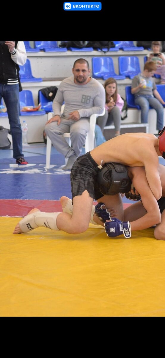 Эмиль Имамов секундирует своего ученика на юношеской олимпиаде боевого самбо . 