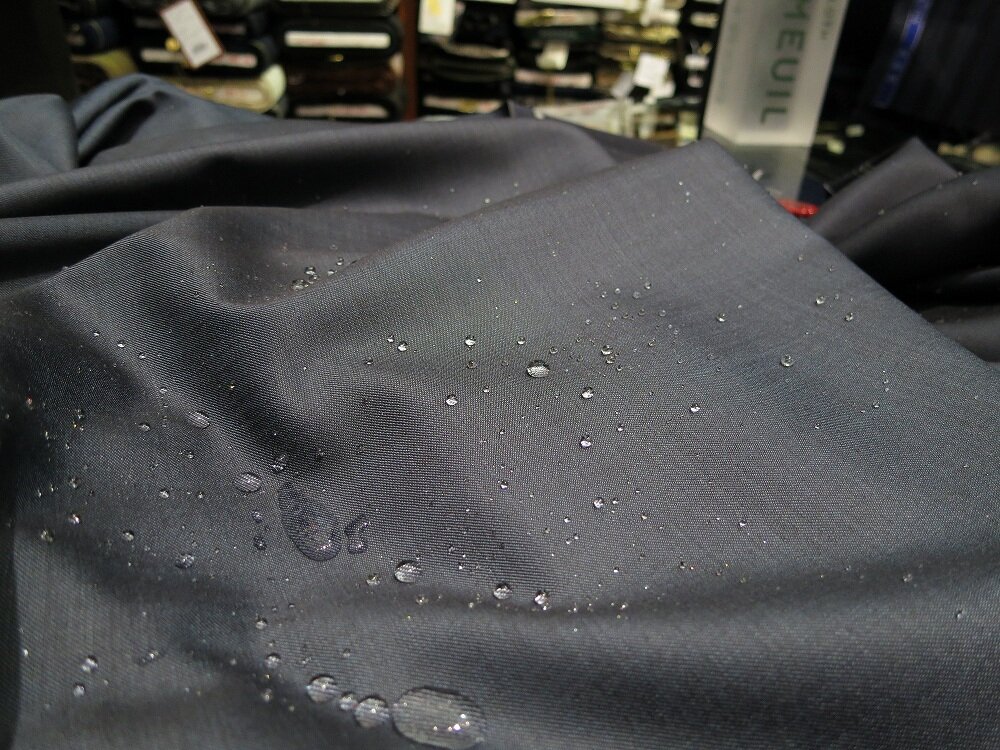 Благодаря  особенной обработке костюм из Dormeuil Aquaplan буквально отталкивает  капли воды, попадающие на него. Идеальный выбор для нашего лета