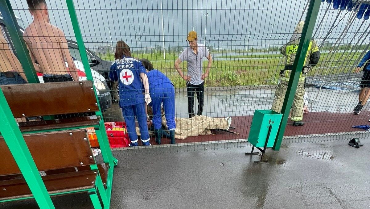     В Ростове-на-Дону очевидцы спасали придавленных трибунами людей, сообщает газета «Молот».