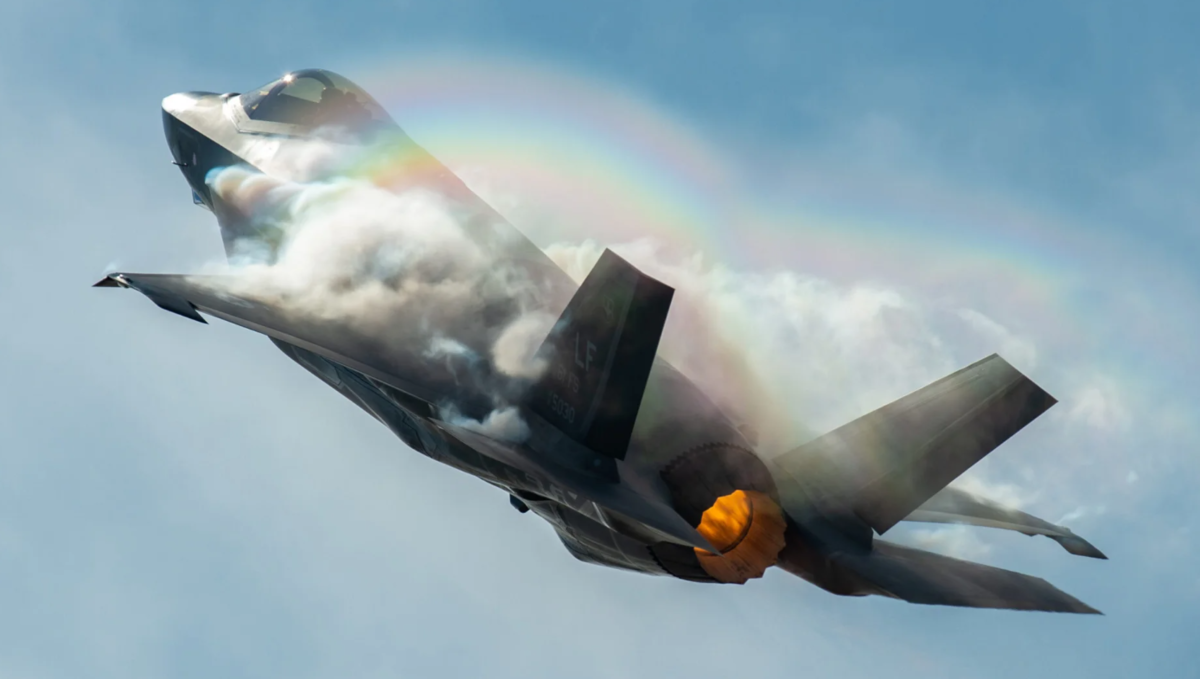 У Ф-35 много хороших фото и отличные показатели продаж. Но это удивительным образом не сочетается с огромным количеством проблем самолёта. Фото USAF 
