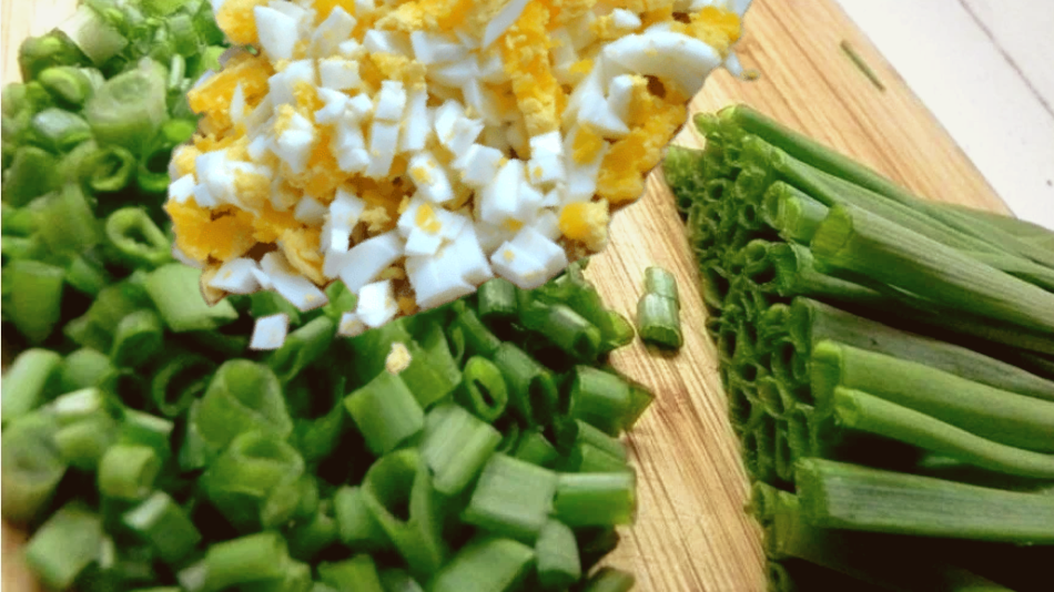 Луку надо добавить мягкости и вкуса.