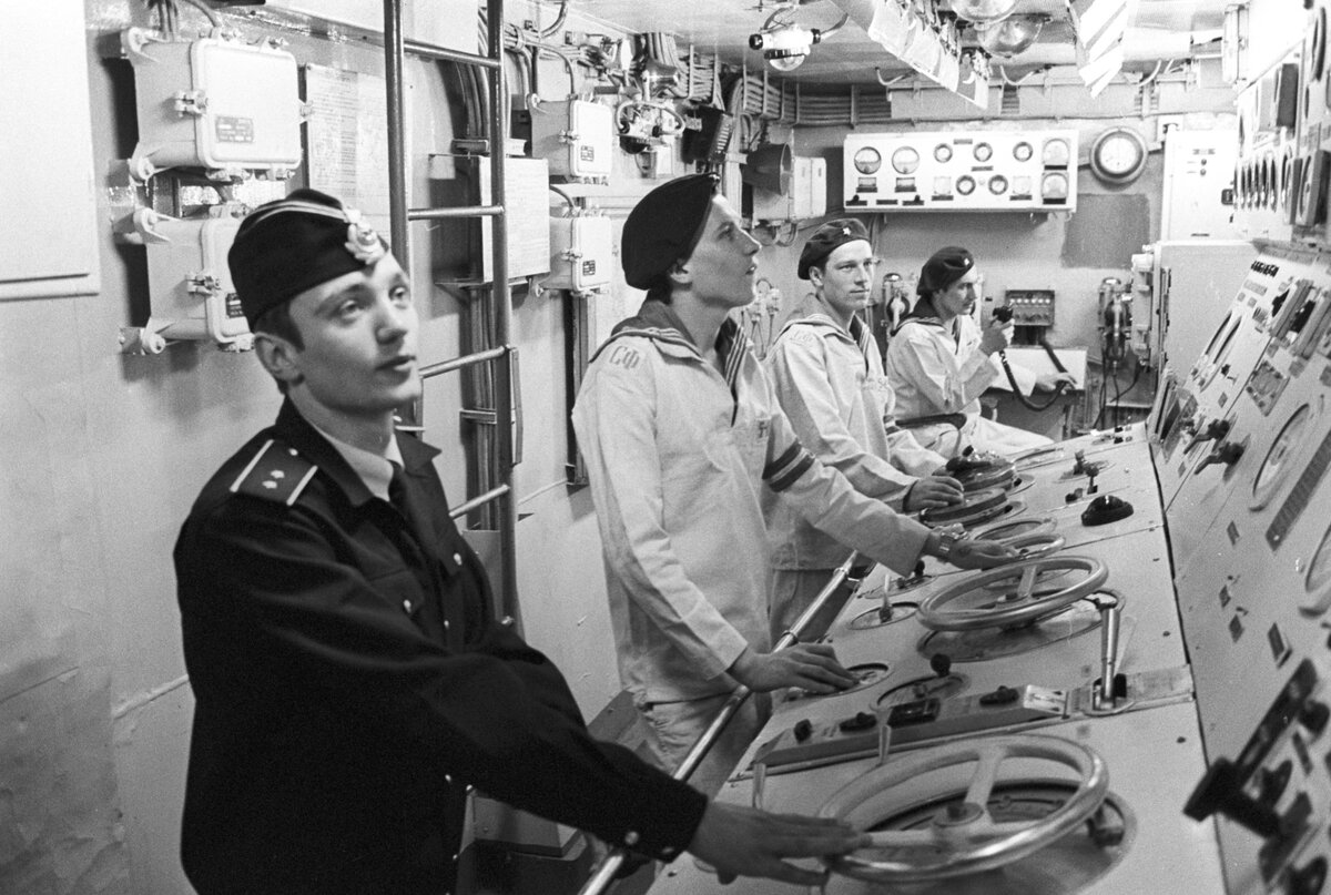 Подводная лодка бч 5. Бч-4 на подводной лодке. Командир бч 1 на подводной лодке. Бч-5 на подводной лодке. Командир бч 1 на подводной лодке.